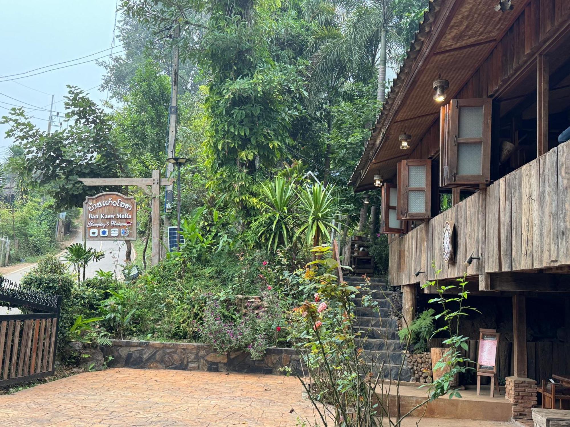 Ban Kaew Mo Ra Glamping & Restaurant Hotel Pang Mapha Exterior foto
