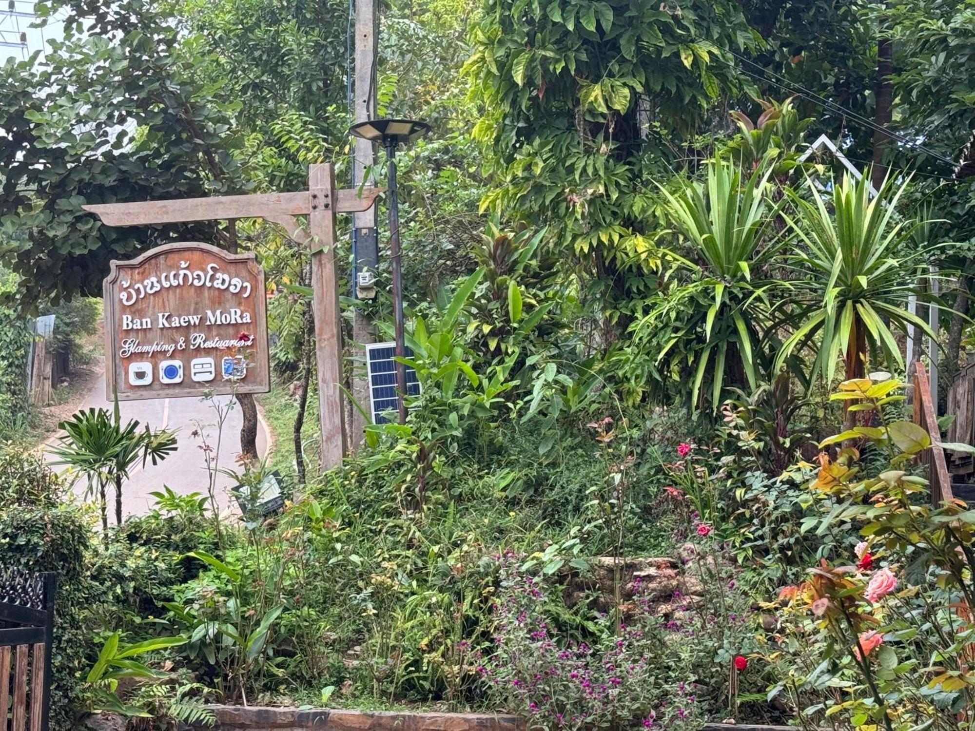 Ban Kaew Mo Ra Glamping & Restaurant Hotel Pang Mapha Exterior foto